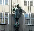 Ferdinand Andri: Skulptur des Erzengel Michael an der Fassade