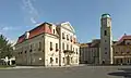 Plac Słowiański (früher Ludwigsplatz) mit der Stadtverwaltung (Barockpalais) und der Jesuitenkirche