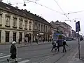 Zagreb: der Stra­ßen­bahn­zug hat das Ge­ra­de­aus­gleis so­eben nach links ver­las­sen, um rechts ab­zu­bie­gen