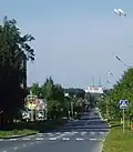 Straße in Saretschny, im Hintergrund das Kernkraftwerk