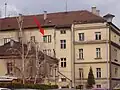 Der Pfeil markiert das Fenster des Büros Nr. 55, von wo aus am 12. März 2003 der serbische Premierminister Zoran Đinđić erschossen wurde.
