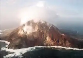 Blick von Westen auf Zavodovski Island mit dem Mount Curry