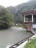 Blick vom Bahnsteig auf den Fluss