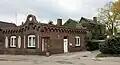 Ehemaliges Torhaus, im Hintergrund das damalige Kauengebäude