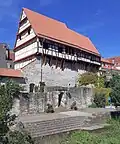 Zehntscheuern und rekonstruierte Stadtmauer am Waldbach
