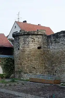 Rest eines Halb­schalen­turms