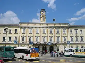 Empfangsgebäude von der Straßenseite
