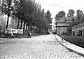 Zentrale Straße. Auf der linken Seite eine Abzweigung zu den Kasernen und dem Exerzierplatzes, vorne rechts ist DOS-2 und das Hauptquartier. 16. Mai 1991.