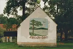 Zescher Infohäuschen mit gemaltem Wappen