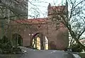 Brunnenturm mit zweibogiger Brücke außerhalb der Kernburg am Berghang