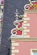 Voluten, Fiale und Früchteschmuck
