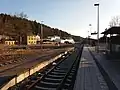Nahezu selbe örtliche Situation im Februar 2018. Empfangsgebäude und Hausbahnsteig sind zwischenzeitlich einem kombinierten Bahn-Bus-Bahnsteig mit Wetterschutz-häuschen gewichen.