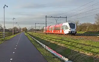Der Radschnellweg und die parallel verlaufende Bahnstrecke