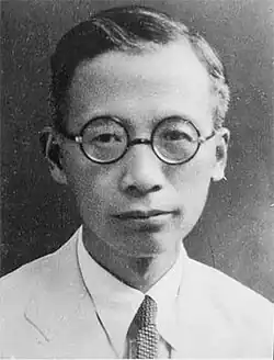 Zhu Kezhen. Schwarz-weiß-Porträt eines schmächtigen Chinesen mit Brille