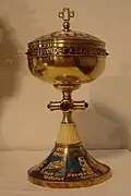 Ziborium, von E.H. gefertigt für die St.-Franziskus-Kirche in Hamburg-Barmbek-Nord. Mit Feueremail und Stein, Silber, vergoldet.