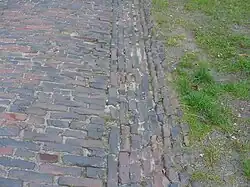 Historisches Ziegel­pflaster in der Großen Bergstraße, hergestellt in einer der Ziegeleien des Ortes