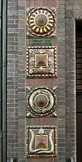 Lisene mit Baujahr 1914 und Architektennennung G. Stern