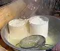 Der Käse wird in Siebformen abgefüllt.