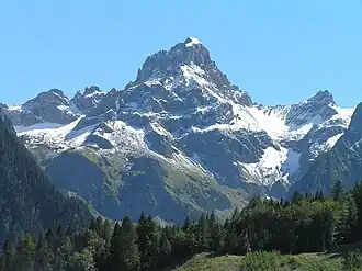Die Zimba von der Tschengla (Gemeinde Bürserberg) aus gesehen. Rechts der Doppelzacken der Kleinen Zimba, zwischen beiden Bergen das Zimbajoch.