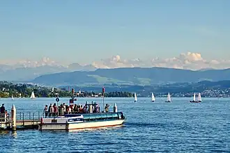 Höhronenkette vom Zürichhorn aus gesehen