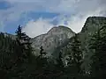 Zinkwand von Süden (Znachtal / Weißpriachtal) aus, deutlich ist ein rötliches Band erzreicher Branden erkennbar