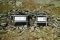 Informationstafeln vor verfallenem Knappenhaus im Knappenkar