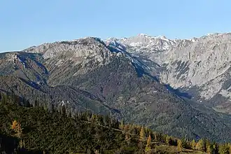 Blick von Südost auf v.&nbsp;l.&nbsp;n.&nbsp;r. Zlackensattel, Ostecke der Mitteralm (Feistringturm, Feistringstein), Ringkamp (hinten), Untere Dullwitz und Teil der Aflenzer Staritzen