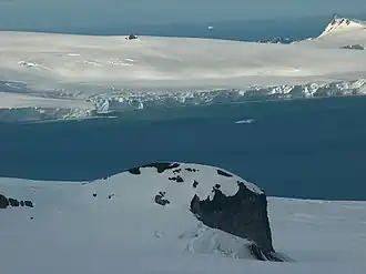 Der Zlatograd Rock mit Greenwich Island im Hintergrund