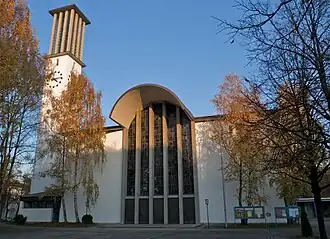 Zu den heiligen Engeln (München), Außenansicht mit Campanile von Westen 2011