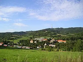 Zubrnice von Týniště aus gesehen, im Hintergrund Buková hora