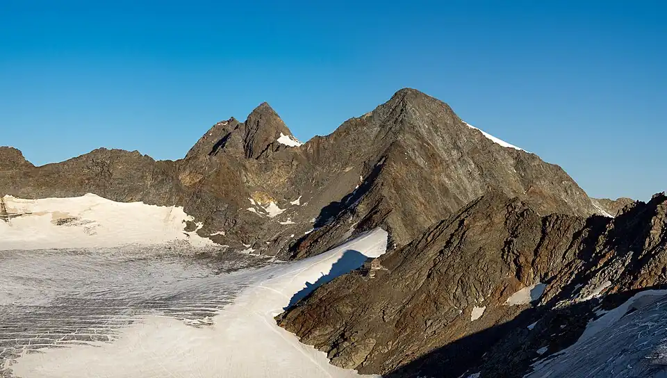 Zuckerhütl (links) und Wilder Pfaff von Osten, davor die Müllerhütte. Ansicht vom Becherhaus.