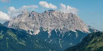 Zugspitzmassiv von Westen (Zugspitzgipfel links)