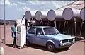 Handbetriebene Zapfsäule, ländliches Südafrika (KwaZulu), 1976 (Die Tanks im Hintergrund sind für Regenwasser)
