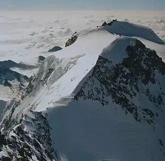 Zumsteinspitze, dahinter Signalkuppe, fotografiert von der Dufourspitze
