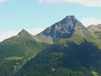 Der große und der kleine Zunig, von Norden aus gesehen. Unter dem kleinen Zunig ist die Zunigalm zu sehen.