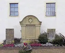 Gefallenendenkmal beider Weltkriege an der Kirche