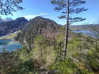 Der Salober von Osten, links der Alatsee, rechts der Weißensee