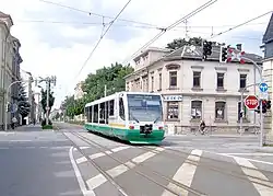 Triebwagen der Vogtlandbahn auf der Äußeren Schneeberger Straße, Kreuzung Breithauptstraße