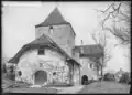 Bergfried vom Hof mit Torbau (rechts) und Schlossgarten (1899)