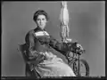 Junge Frau am Spinnrad sitzend in Aargauer Tracht aus dem Oberaargau, Hans Brun, 1905