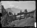 Die Vitznau-Rigi-Bahn beim Überqueren der Schnurtobelbrücke, im Hintergrund der Pilatus, 1906