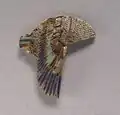 Geierhaube mit über 100 Edelsteinen, sowie dünnen Goldplättchen