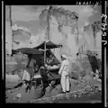 Marinesoldat auf Ausgang vor einem Stand von Früchte­verkäuferinnen in Manila, Mai 1945