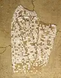 Besatz einer Oberkleidung (?) aus den Schalen der Muschel *Dentalium*. Der Besitz solcher Muscheln gilt als Symbol hohen sozialen Status’. Durankulak-Nekropol, Grab 609♂, frühes Chalkolithikum – Hamangia-Kultur III (Ausstellungsmodul des Regionalmuseums Dobritsch).