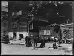 Evolèner Kühe an der Tränke am Dorfbrunnen in Evolène im Jahr 1922