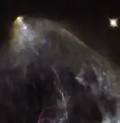 Aufnahme des Herbig-Haro-Objekts HH 151 mittels des Hubble Space Telescope im sichtbaren Licht; die ionisierten Atome des Jets sind durch Linienfilter violett hervorgehoben.[10]