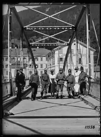 Tschlin GR, Schweizer u. Oesterreicher Soldaten, Innbrücke (1917)