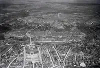 Flugaufnahme von 1930 mit dem Gymnasium Kirchenfeld (das grösste Gebäude links unten), anschliessend die Baustelle der Schweizerischen Nationalbibliothek und das Bernische Historische Museum