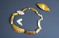 Schmuck aus den Schalen der Meeresmuschel *Spondylus*, entdeckt im Nekropol von Durankulak. Frühes Chalkolithikum – Hamangia-Kultur (Regionalmuseum Dobritsch).