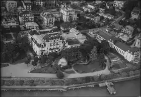 Eine Schwarzweiß-Luftaufnahme des Casinos aus dem Jahr 1949, bevor es 1971 niederbrannte und dieses Ereignis im Lied beschrieben wurde